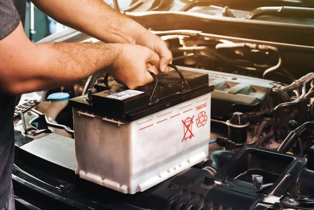 Tempat Cek Aki Mobil Serpong Terbaik: Peralatan Lengkap dengan Mekanik Berpengalaman